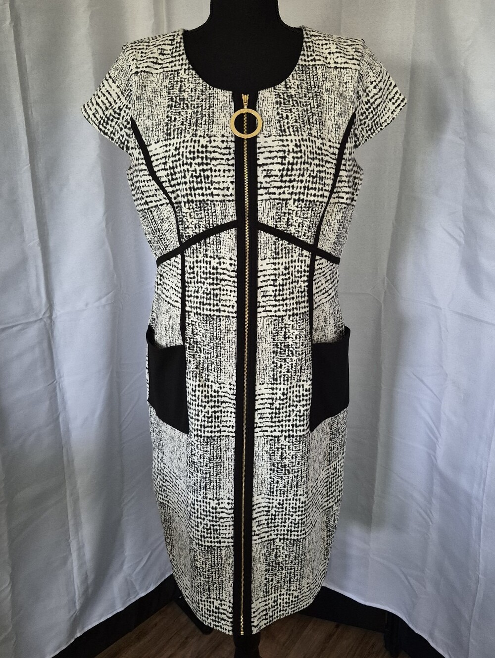 DKNY Zip Front Sheat Dress Sz 12 Black White Front Pockets